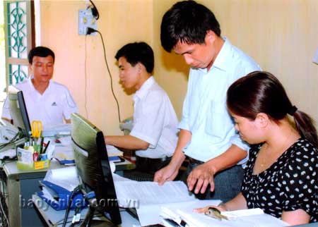 Cán bộ Phòng Dân tộc huyện Lục Yên rà soát đối tượng hưởng chế độ trực tiếp theo Quyết định 102 của Thủ tướng Chính phủ.