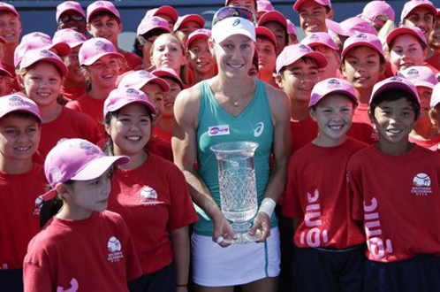 Samantha Stosur trên bục nhận cúp  
