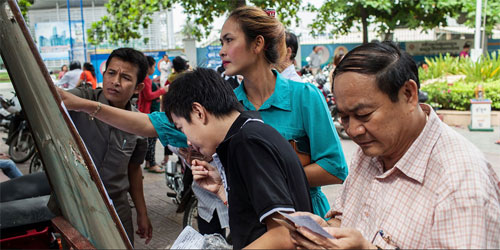 Tại một điểm bỏ phiếu ở thủ đô Phnom Penh (Ảnh: BBC)