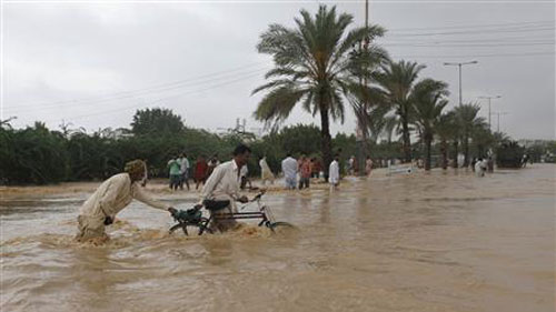 Lũ lụt ở khu vực ngoại ô Karachi, Afghanistan ngày 4/8 (Ảnh: Reuters)