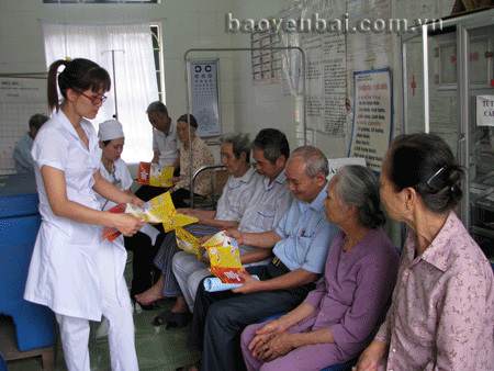 Người cao tuổi thường xuyên được tư vấn chăm sóc sức khỏe tại trạm y tế địa phương.