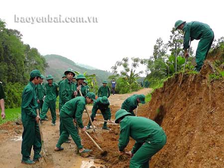 Lực lượng dân quân, tự vệ huyện Văn Yên tham gia giúp đồng bào xã Tân Hợp tu sửa đường giao thông nông thôn.