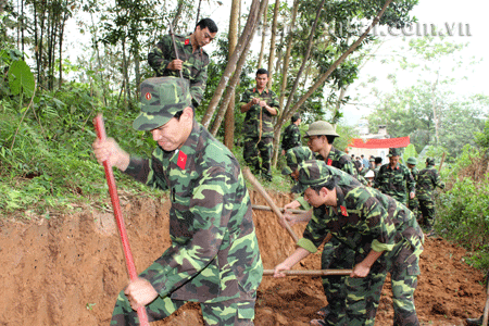 Lực lượng vũ trang tham gia làm đường giao thông XDNTM trên địa bàn tỉnh.