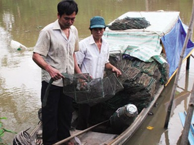 Mù đôi mắt, nhưng anh Tâm vẫn có thể cùng người em trai bơi xuồng, ra sông bắt cá.