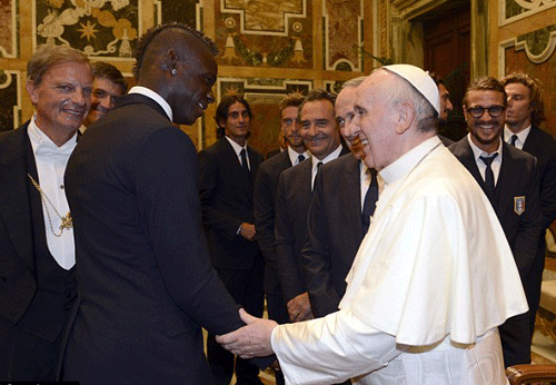 Balotelli bắt tay và nghe Đức Giáo hoàng khuyên răng
