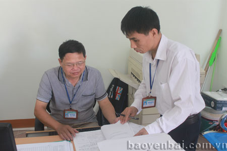 Cán bộ Chi cục Thuế huyện Văn Chấn triển khai nhiệm vụ thu quý III năm 2013.
