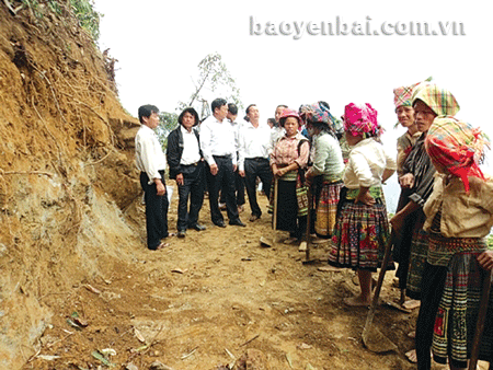 Lãnh đạo huyện Trạm Tấu động viên đồng bào Mông tham gia làm đường giao thông liên thôn, bản.
