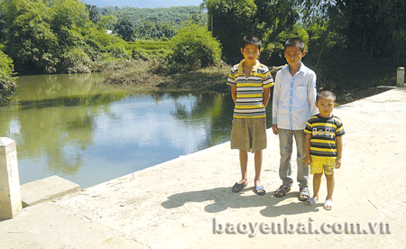 Ba em Hoàng, Kiên, Sơn (từ trái sang) bên ngầm tràn Gốc Sổ (nơi bé Sơn bị đuối nước).