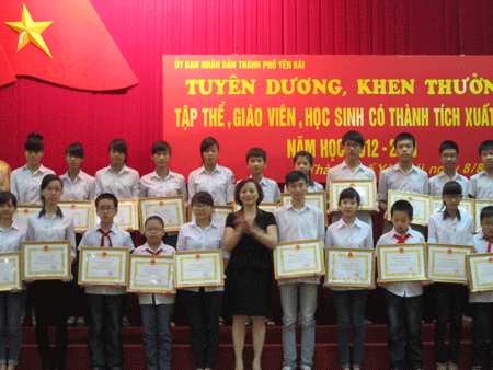 Đồng chí Phạm Thị Thanh Trà - Bí thư Thành ủy trao giấy khen cho các học sinh giỏi cấp quốc gia.
