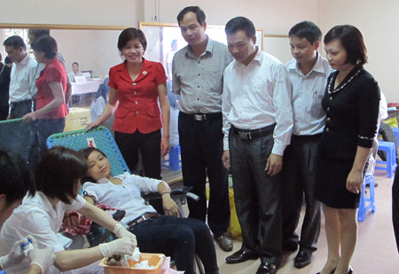 Đại diện Ban chỉ đạo hiến máu tỉnh nguyện tỉnh Yên Bái và các lãnh đạo huyện Yên Bình đến động viên người hiến máu.