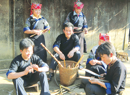 Lù A Tu (phải) hướng dẫn thanh niên trong bản làm sáo.