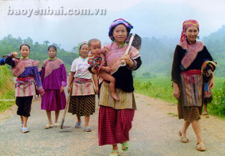 Nhân dân xã Nà Hẩu đi tham gia vệ sinh môi trường.
