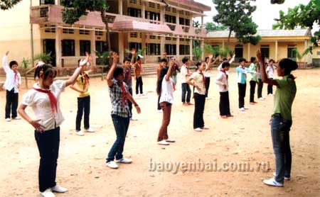 Học sinh Trường THCS Quy Mông (Trấn Yên) trong giờ thể dục.
(Ảnh: Hà Linh)