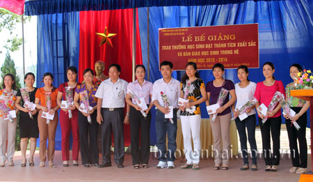 Giáo viên có thành tích xuất sắc được ngành giáo dục Văn Yên khen thưởng kịp thời.
