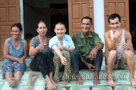 Cựu chiến binh, thương binh Vũ Xuân Túc cùng vợ và 3 người con tật nguyền do di chứng chất độc da cam.