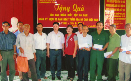 Hội CTĐ thành phố và nhà tài trợ tặng quà cho nạn nhân chất độc da cam xã Giới Phiên.
