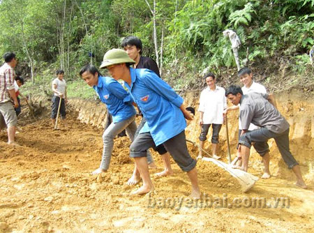 Thanh niên tình nguyện Mù Cang Chải giúp dân làm đường giao thông liên bản.