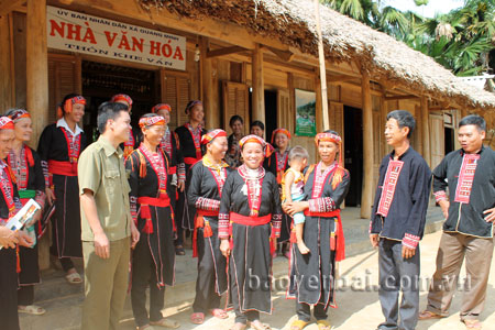 Ông Lý Phúc Chu (thứ 2, bên phải) phối hợp cùng Công an xã Quang Minh tuyên truyền, vận động nhân dân thôn Khe Ván tích cực tham gia phong trào”Toàn dân bảo vệ an ninh Tổ quốc”.