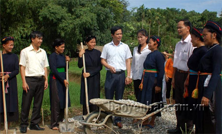 Đồng chí Dương Văn Tiến - Ủy viên Ban Chấp hành Đảng bộ tỉnh, Bí thư Huyện ủy Yên Bình cùng các đồng chí lãnh đạo huyện trao đổi với đồng bào Tày xã Phúc Ninh về phát triển đường giao thông nông thôn.