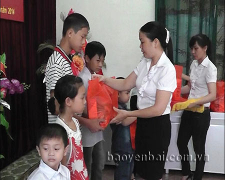 Lãnh đạo phường Đồng Tâm tặng quà trẻ em có hoàn cảnh đặc biệt khó khăn.
