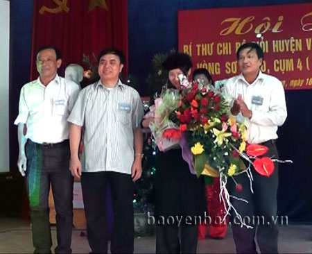 Lãnh đạo huyện Văn Yên tặng thưởng cho thí sinh đạt giải trong Hội thi.
