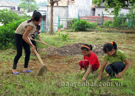 Trẻ em tham gia lao động vệ sinh tại Trung tâm.
