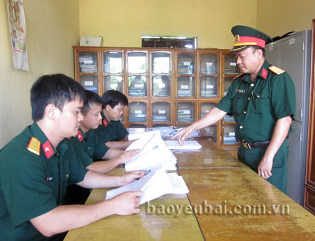 Cán bộ Ban Chỉ huy Quân sự huyện Văn Yên kiểm tra hồ sơ công dân sẵn sàng nhập ngũ năm 2014.
