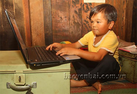 Sùng A Dì đang học tập bằng chiếc máy tính xách tay do Đại học FPT Hà Nội trao tặng.