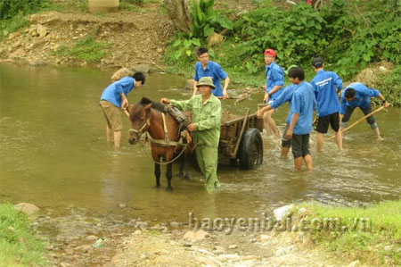 Sinh viên tình nguyện giúp dân khai thác cát sỏi làm đường giao thông.
