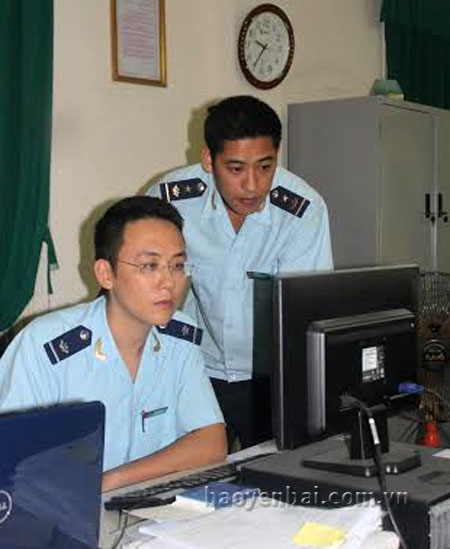 Cán bộ Hải quan Yên Bái kiểm tra tờ khai trên hệ thống điện tử.
