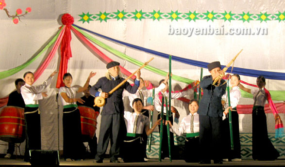 Một số nhạc cụ được sử dụng trong chương trình biểu diễn nghệ thuật mừng xuân mới hàng năm của đồng bào Thái.
