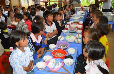 Bữa ăn của các em học sinh Trường PTDTBT Tiểu học & THCS Khao Mang.

