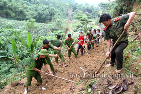 Đoàn thanh niên Công an tỉnh giúp bà con nhân dân xã Phan Thanh, huyện Lục Yên làm đường giao thông nông thôn.