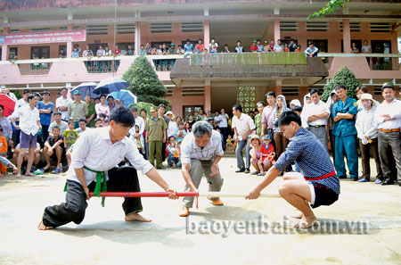 Đoàn viên thanh niên xã Thượng Bằng La (Văn Chấn) thi đấu môn đẩy gậy tại giải thể dục thể thao nhân kỷ niệm 60 năm chiến thắng lịch sử Điện Biên Phủ. (Ảnh: Quang Sơn)