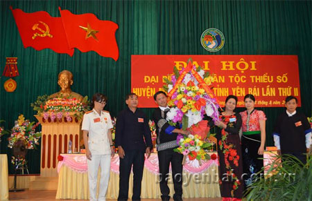 Đồng chí Ngô Thị Chinh - Phó Chủ tịch UBND tỉnh tặng hoa chúc mừng Đại hội.