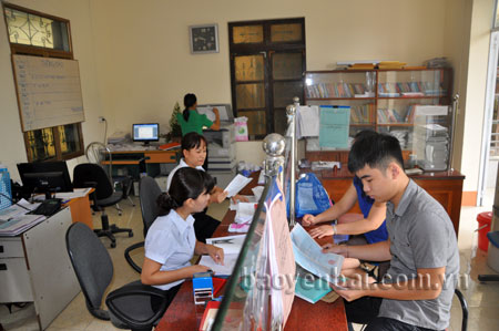 Cán bộ bộ phận “một cửa” phường Đồng Tâm luôn tận tình, chu đáo phục vụ nhân dân.