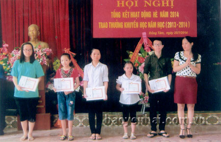 Lãnh đạo phường Đồng Tâm trao thưởng cho học sinh đạt giải trong các kì thi học sinh giỏi cấp quốc gia năm học 2013-2014.
