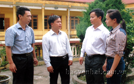 Mùa A Páo (thứ hai, trái sang) trao đổi với lãnh đạo các ban Đảng của huyện về công tác phát triển đảng viên nữ dân tộc Mông ở cơ sở.