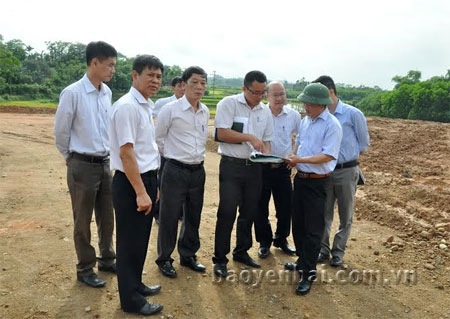 Đồng chí Hoàng Xuân Nguyên (đội mũ) - Phó chủ tịch UBND tỉnh kiểm tra, giải quyết các vướng mắc liên quan đến giải phóng mặt bằng đường cao tốc Nội Bài - Lào Cai đoạn qua huyện Trấn Yên.
