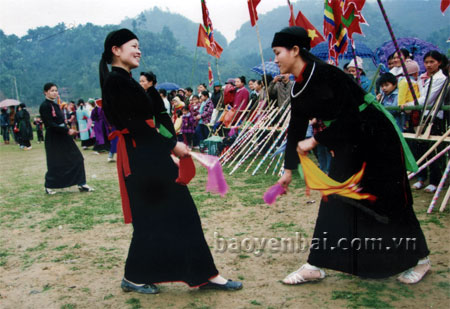 Các điệu múa của đồng bào Tày trong lễ hội Cầu mùa xã Kiên Thành (Trấn Yên).
(Ảnh: Vũ Chiến)