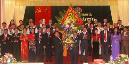 Đồng chí Phạm Duy Cường – Bí thư Tỉnh ủy (phải) tặng hoa chúc mừng Đại hội

