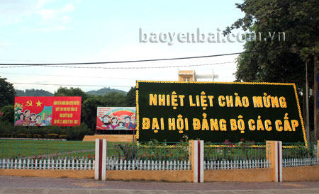 Pa - nô, áp phích tuyên truyền cho Đại hội đại biểu Đảng bộ huyện Văn Yên lần thứ XV  được trang hoàng rực rỡ ở khu trung tâm huyện.
