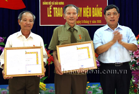 Đồng chí Nguyễn Hữu Đông - Phó bí thư Thường trực Huyện ủy Trấn Yên trao huy hiệu Đảng cho các đảng viên cao tuổi thuộc Đảng bộ xã Bảo Hưng.