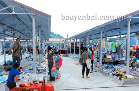 Chợ Tân Đồng được đầu tư đáp ứng nhu cầu giao lưu, trao đổi hàng hóa cho người dân địa phương.