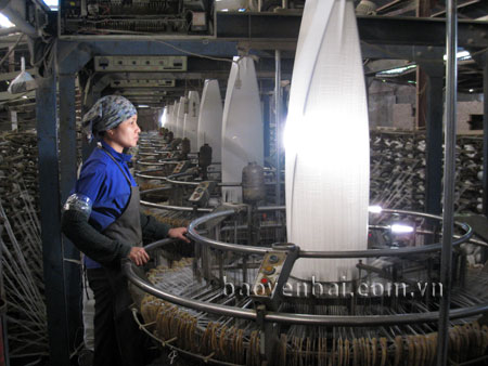 Công nhân Công ty TNHH Yên Phú (Yên Bình) trong dây chuyền sản xuất bao bì.