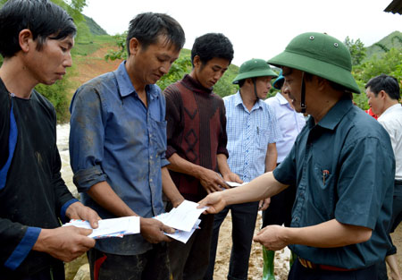 Đồng chí Hoàng Xuân Nguyên – Phó chủ tịch UBND tỉnh trao tiền hỗ trợ của tỉnh cho các gia đình bị nạn.

