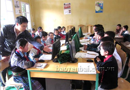 Học sinh Trường Phổ thông dân tộc bán trú THCS xã Phong Dụ Thượng thực hành môn Tin học.