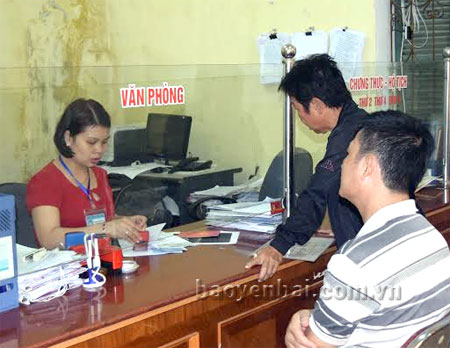 Cán bộ Văn phòng - Thống kê, UBND phường Hồng Hà, thành phố Yên Bái kiêm Đại lý thu BHXH tự nguyện, BHYT trong giờ làm việc.
