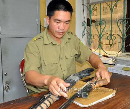 Công an xã Sơn Thịnh kiểm tra số súng kíp do người dân tự giác giao nộp.