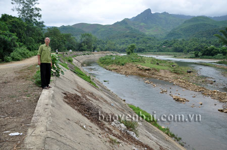 Kè suối Thia tại khu vực thôn Ao Luông I, nơi ông Thìn đã chặt bỏ 2.000 cây tre để thi công công trình.